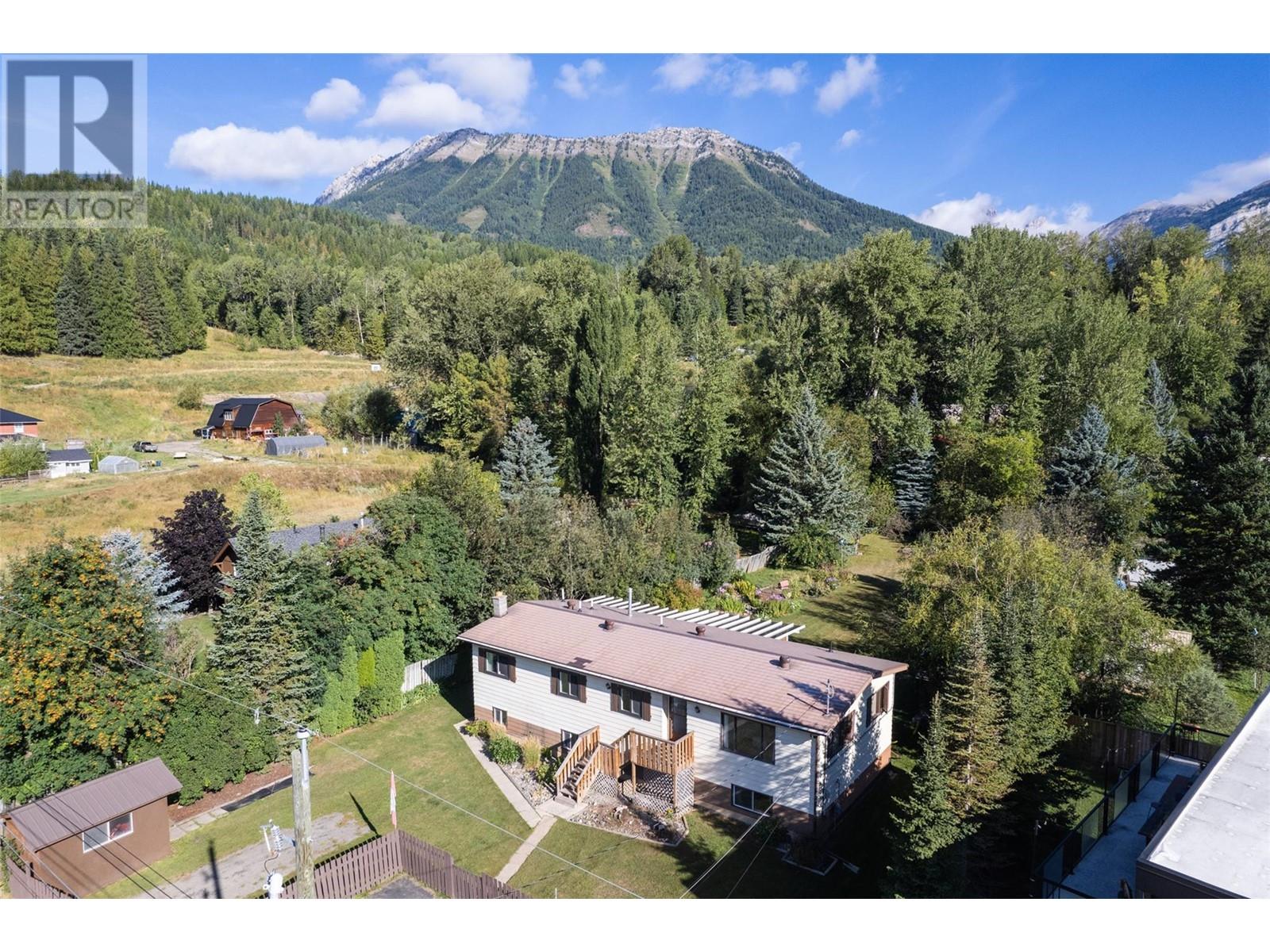 1269 Colclough Avenue, Fernie, British Columbia  V0B 1M1 - Photo 4 - 10335313
