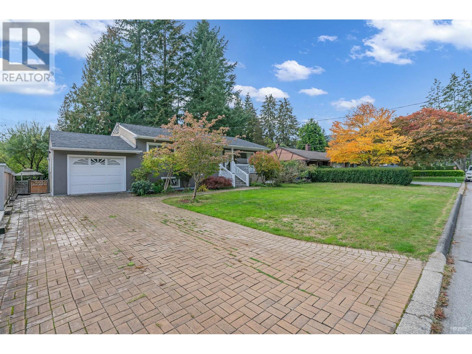 1075 Ruthina Avenue, North Vancouver, British Columbia  V7R 2E7 - Photo 3 - R2967242