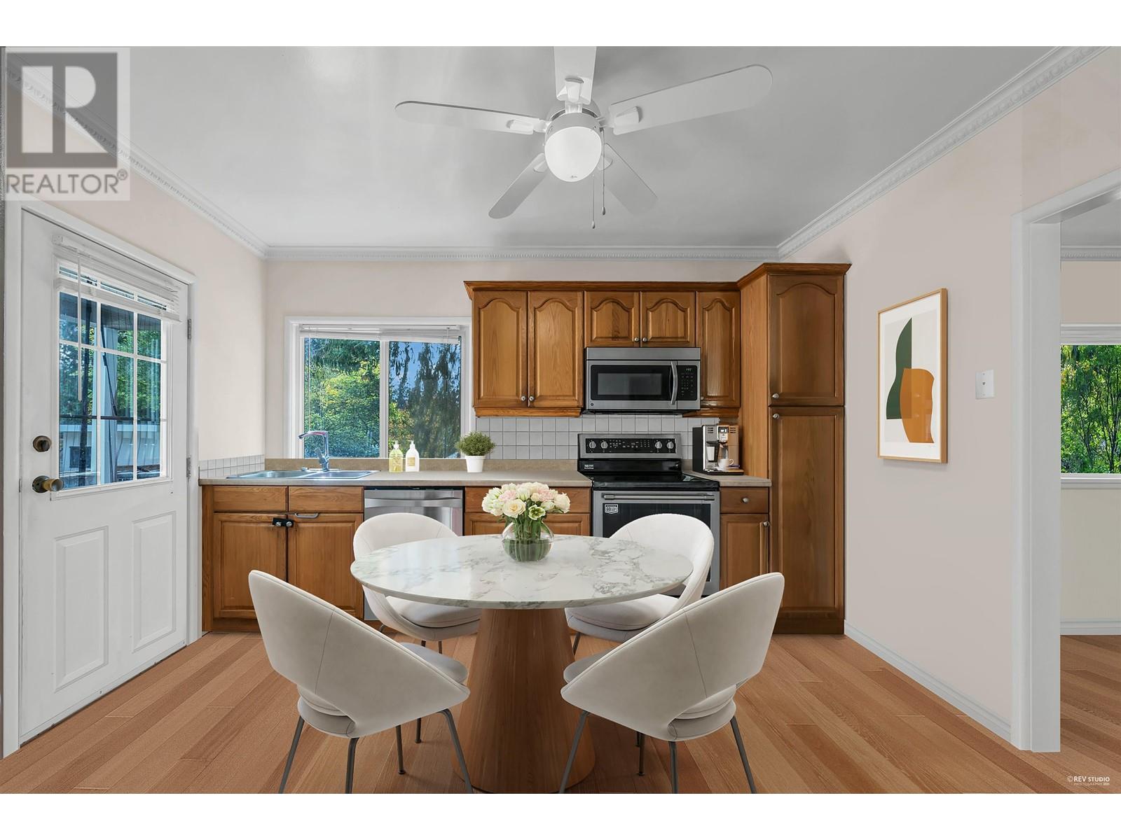 1075 Ruthina Avenue, North Vancouver, British Columbia  V7R 2E7 - Photo 8 - R2967242