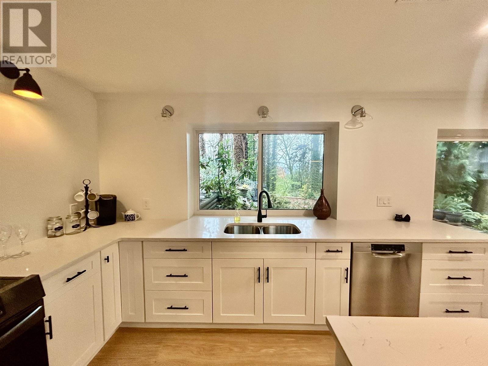Lower-1xxx Corona Crescent, Coquitlam, British Columbia  V3J 6Y9 - Photo 5 - R2964831