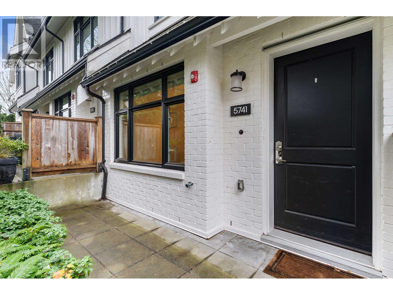 5741 St. George Street, Vancouver, British Columbia  V5W 2Y4 - Photo 3 - R2967252