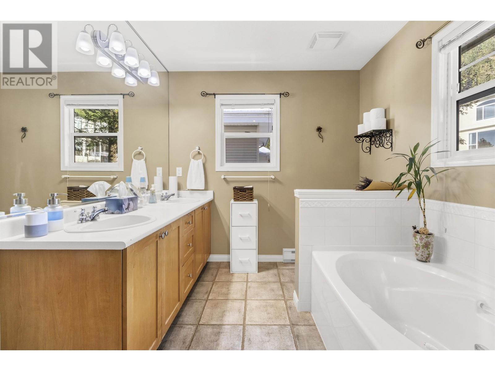 1705 Arbutus Place, Coquitlam, British Columbia  V3E 3K2 - Photo 6 - R2967262