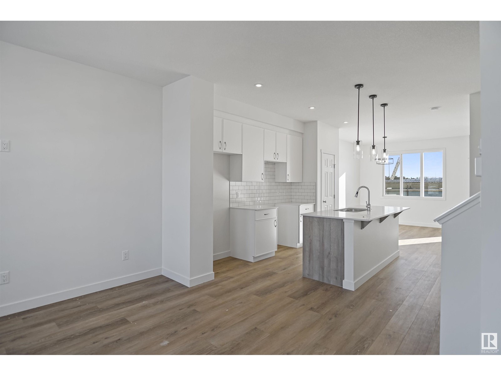 Property at 1252 MCLEOD AV image 5