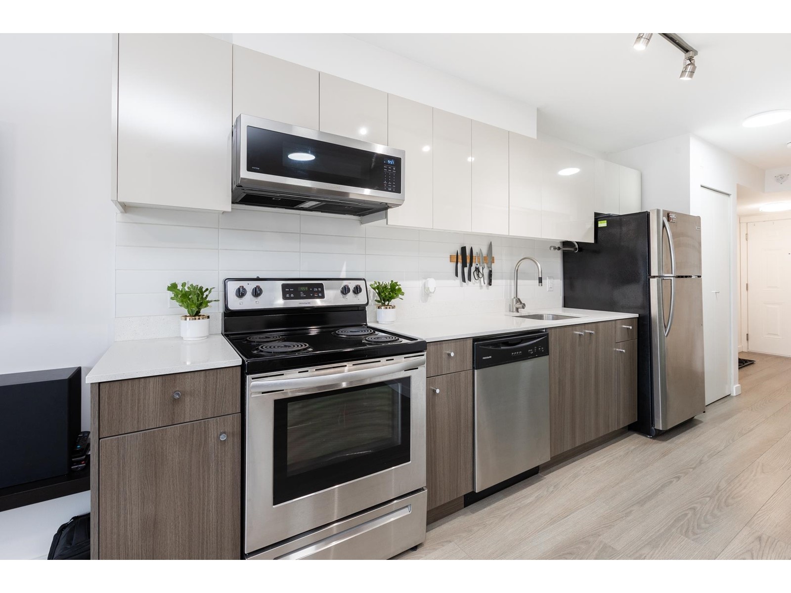 408 10688 140 Street, Surrey, British Columbia  V3T 4N8 - Photo 3 - R2963723