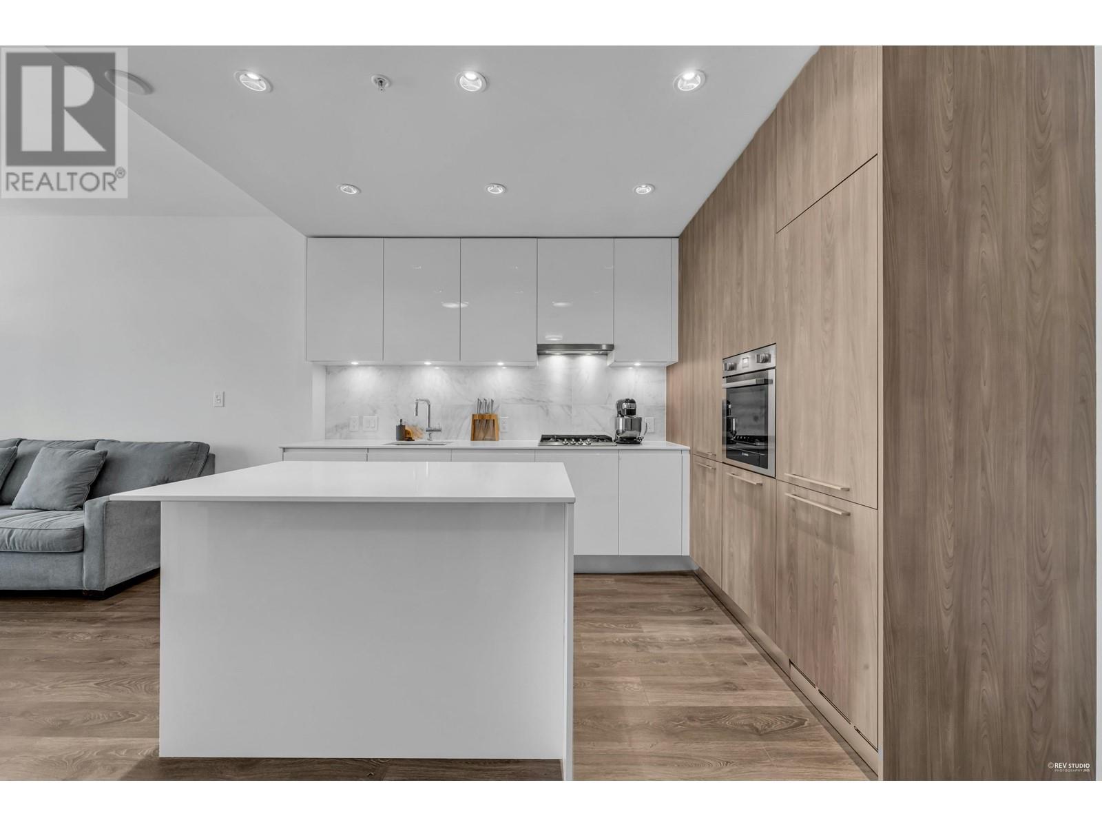 Listing Picture 3 of 30 : 2111 1955 ALPHA WAY, Burnaby / 本拿比 - 魯藝地產 Yvonne Lu Group - MLS Medallion Club Member