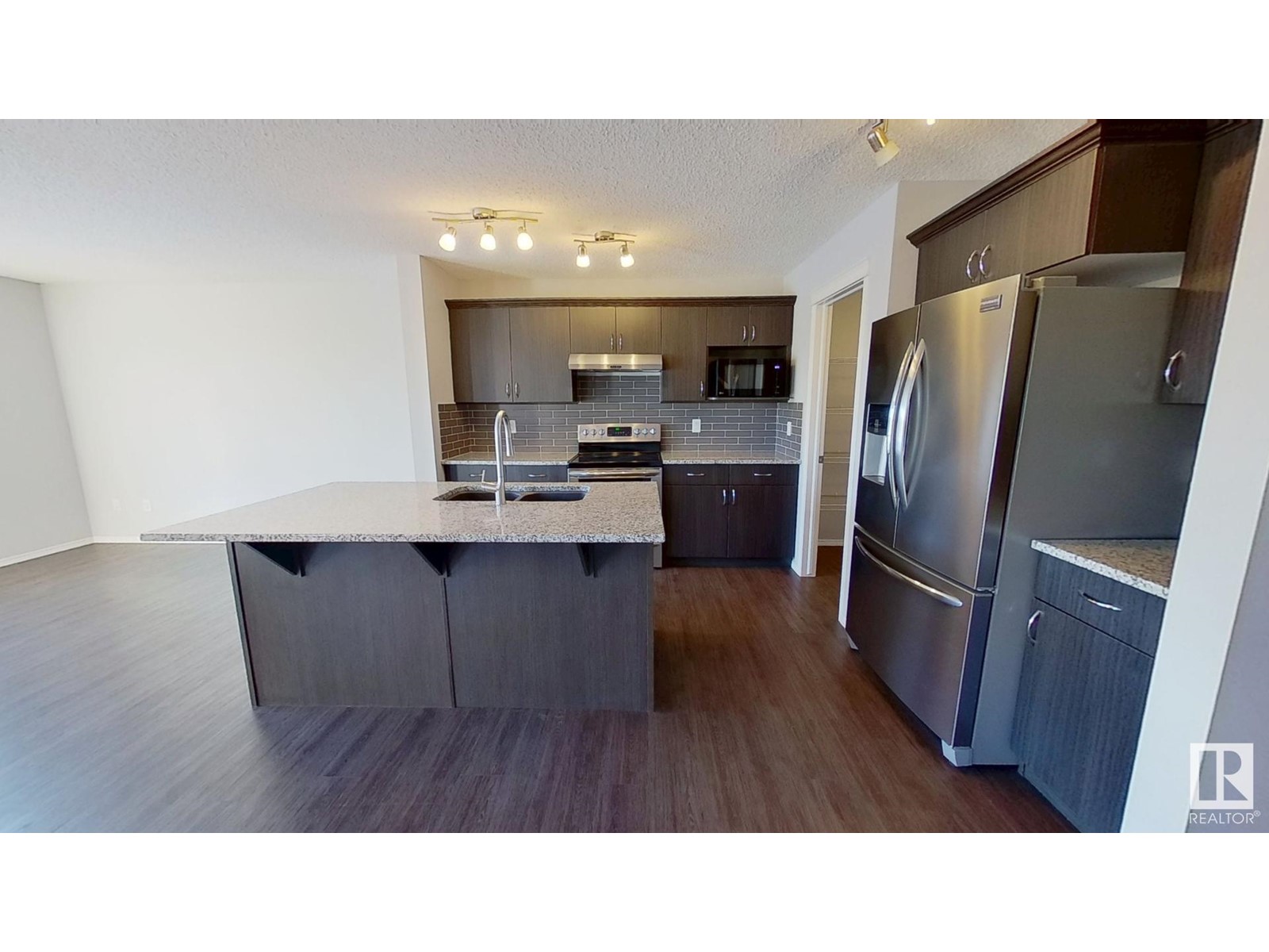 Property at 17043 38 ST NW image 2