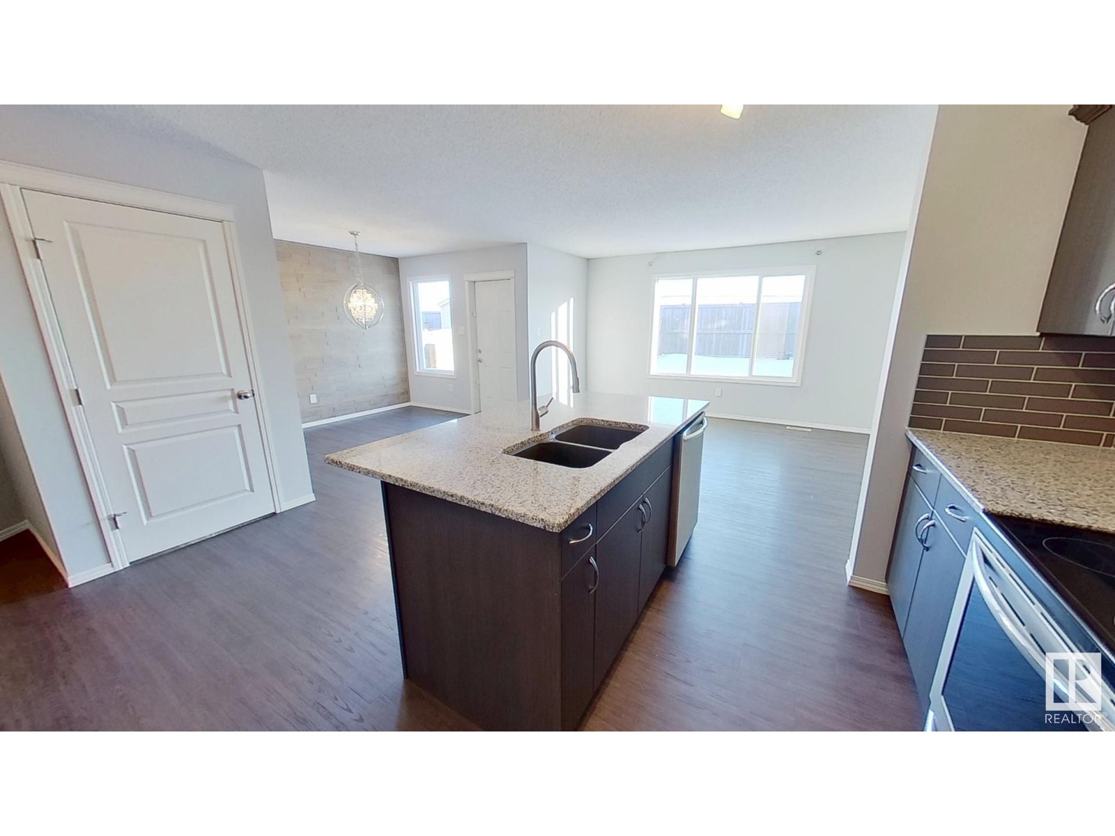Property at 17043 38 ST NW image 3