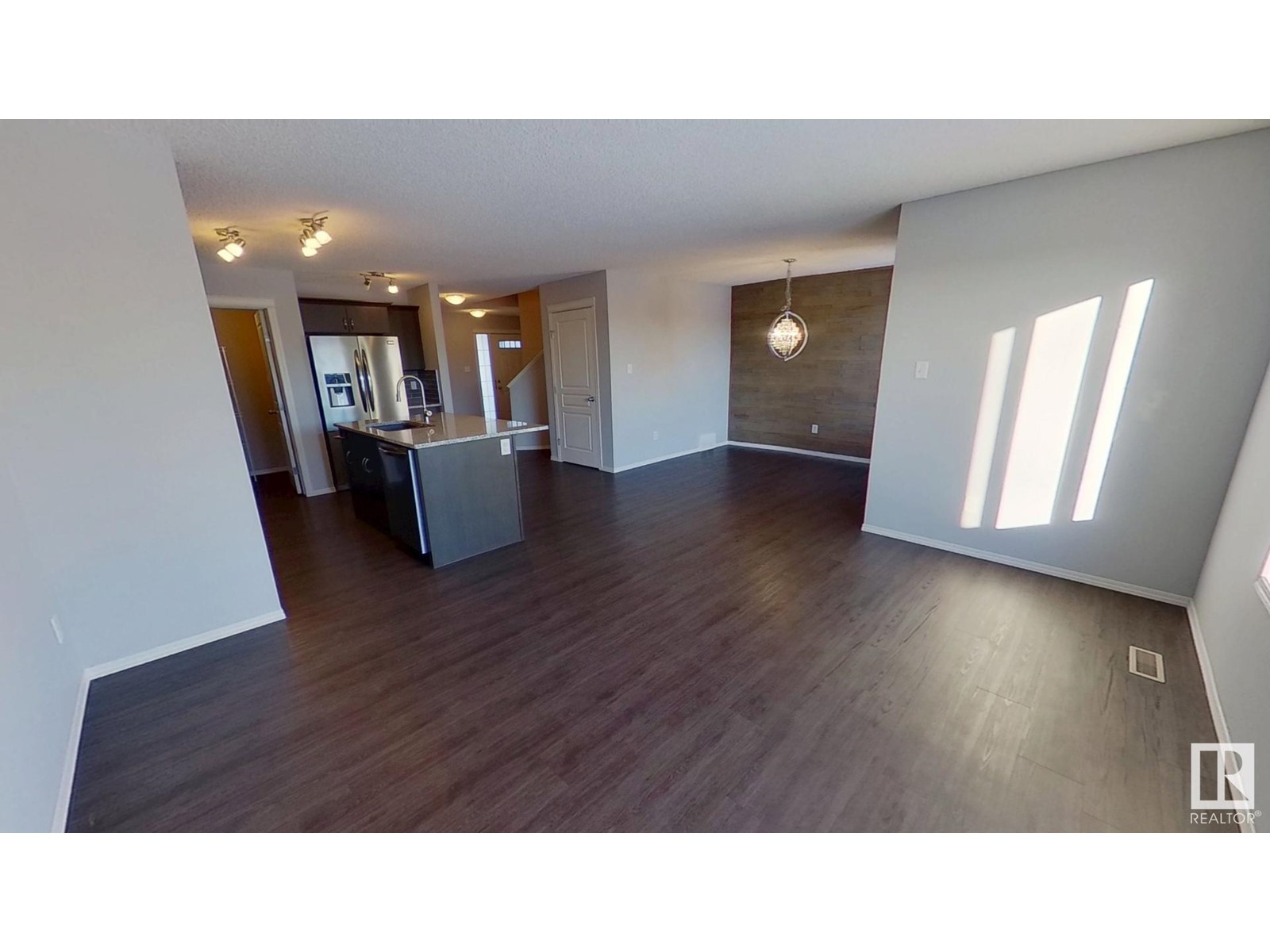 Property at 17043 38 ST NW image 4
