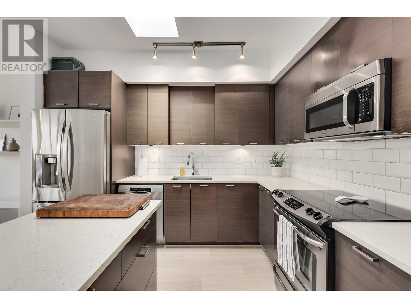 Listing Picture 11 of 29 : PH1 4372 FRASER STREET, Vancouver / 溫哥華 - 魯藝地產 Yvonne Lu Group - MLS Medallion Club Member