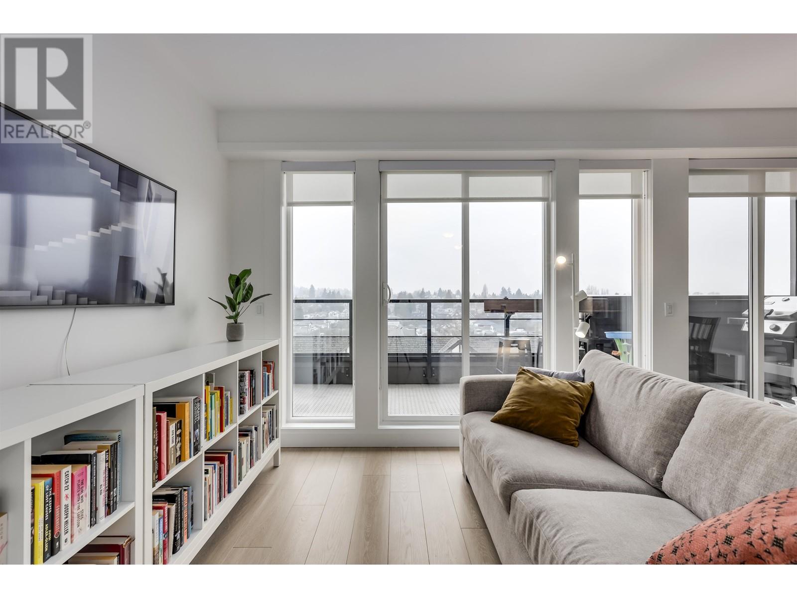 Listing Picture 2 of 29 : PH1 4372 FRASER STREET, Vancouver / 溫哥華 - 魯藝地產 Yvonne Lu Group - MLS Medallion Club Member