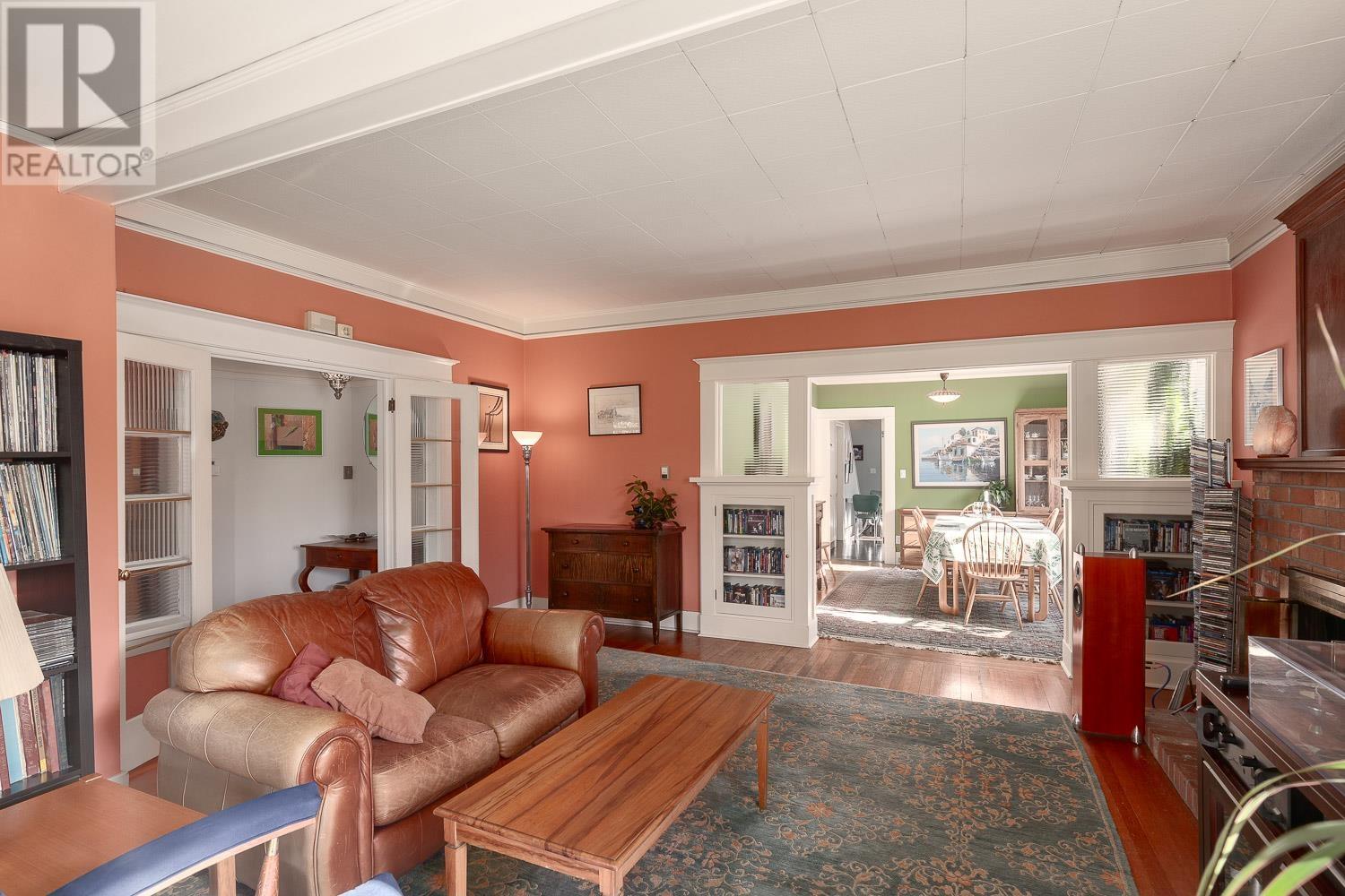 Listing Picture 10 of 40 : 2912 WOODLAND DRIVE, Vancouver / 溫哥華 - 魯藝地產 Yvonne Lu Group - MLS Medallion Club Member