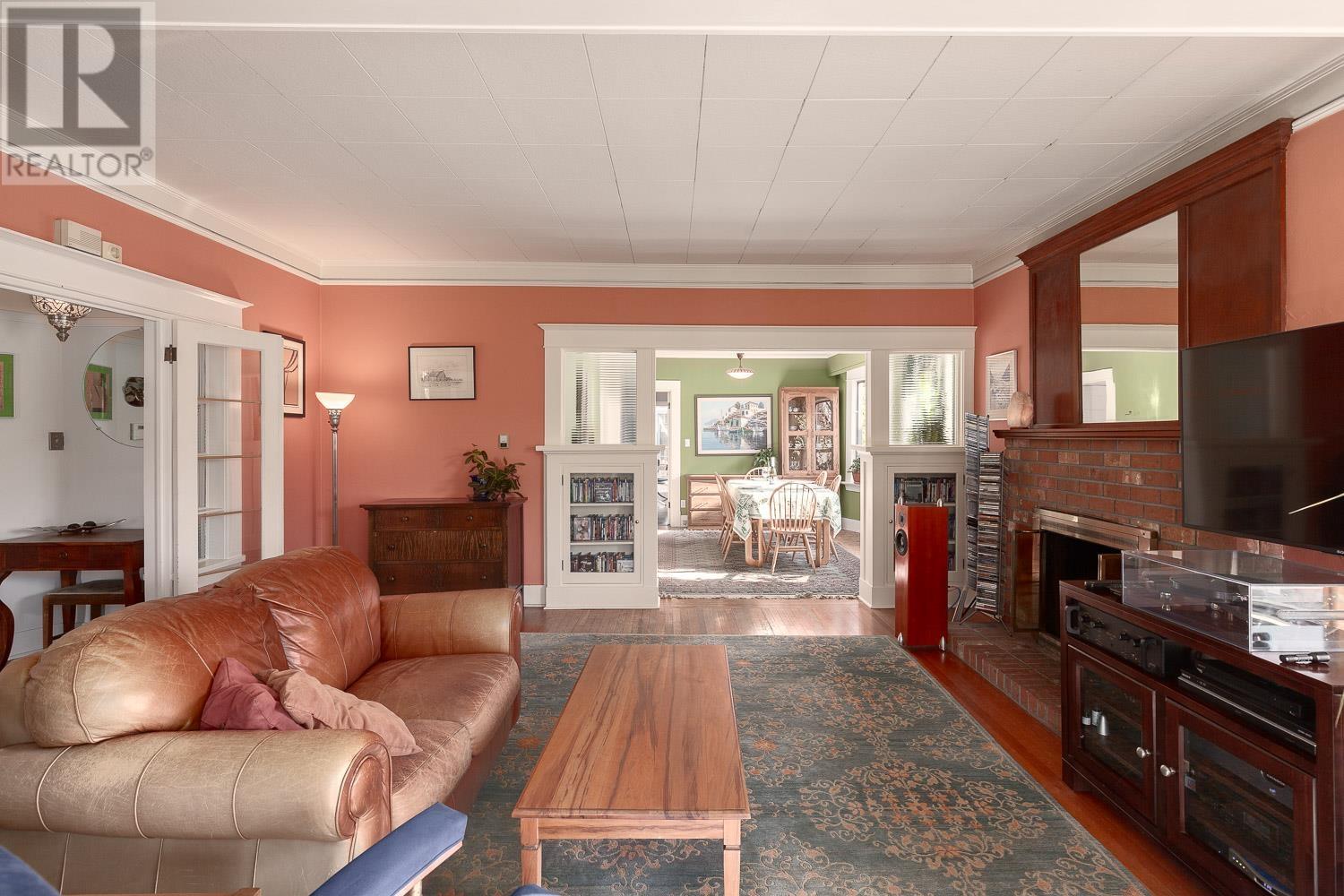 Listing Picture 9 of 40 : 2912 WOODLAND DRIVE, Vancouver / 溫哥華 - 魯藝地產 Yvonne Lu Group - MLS Medallion Club Member