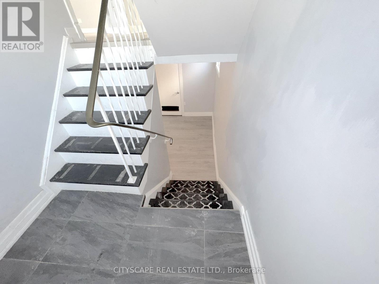 Property at 350 VANCOUVER CRESCENT image 4
