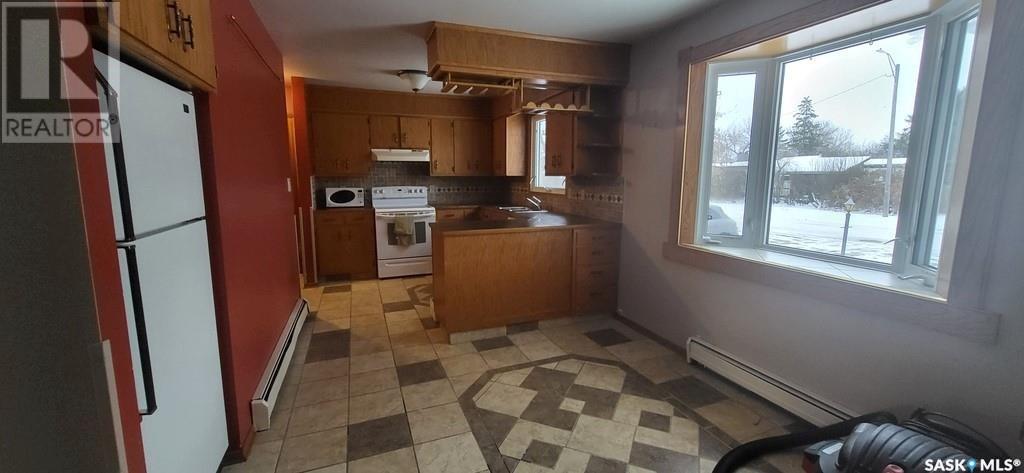 608 Boscurvis Avenue, Oxbow, Saskatchewan  S0C 2B0 - Photo 4 - SK987935