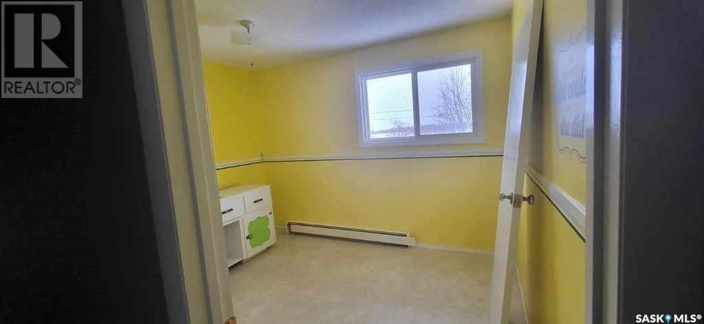 608 Boscurvis Avenue, Oxbow, Saskatchewan  S0C 2B0 - Photo 9 - SK987935