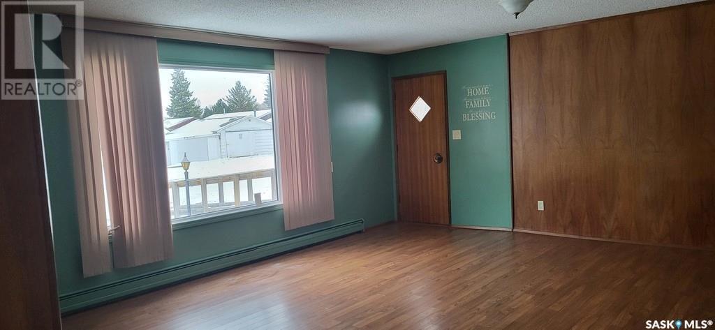 608 Boscurvis Avenue, Oxbow, Saskatchewan  S0C 2B0 - Photo 6 - SK987935