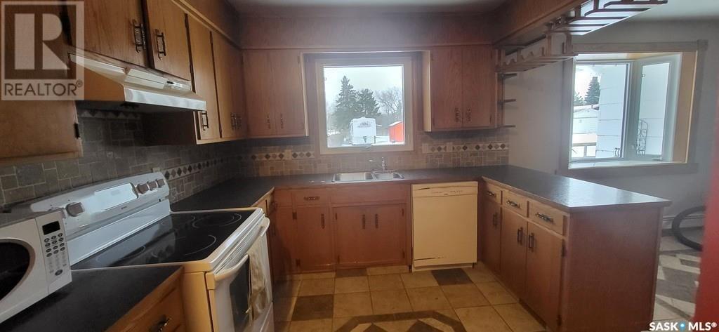 608 Boscurvis Avenue, Oxbow, Saskatchewan  S0C 2B0 - Photo 3 - SK987935