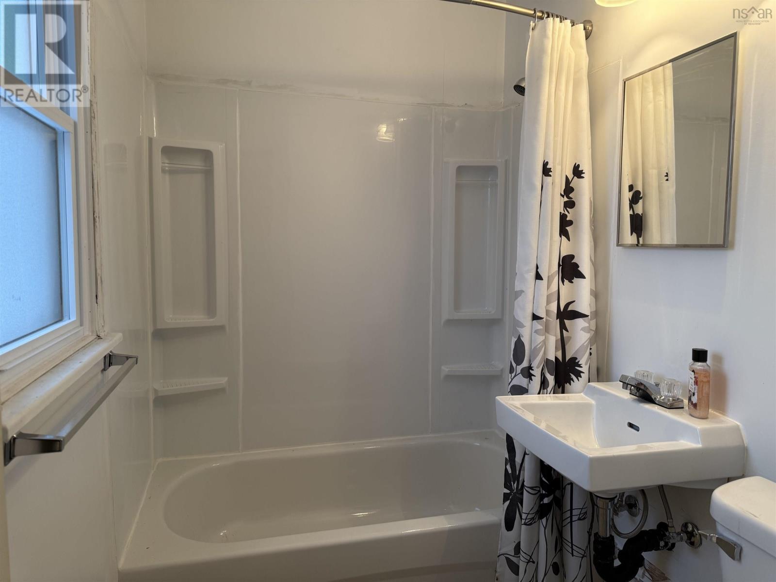 1989 Temperance Street, Westville, Nova Scotia  B0K 2A0 - Photo 9 - 202503092