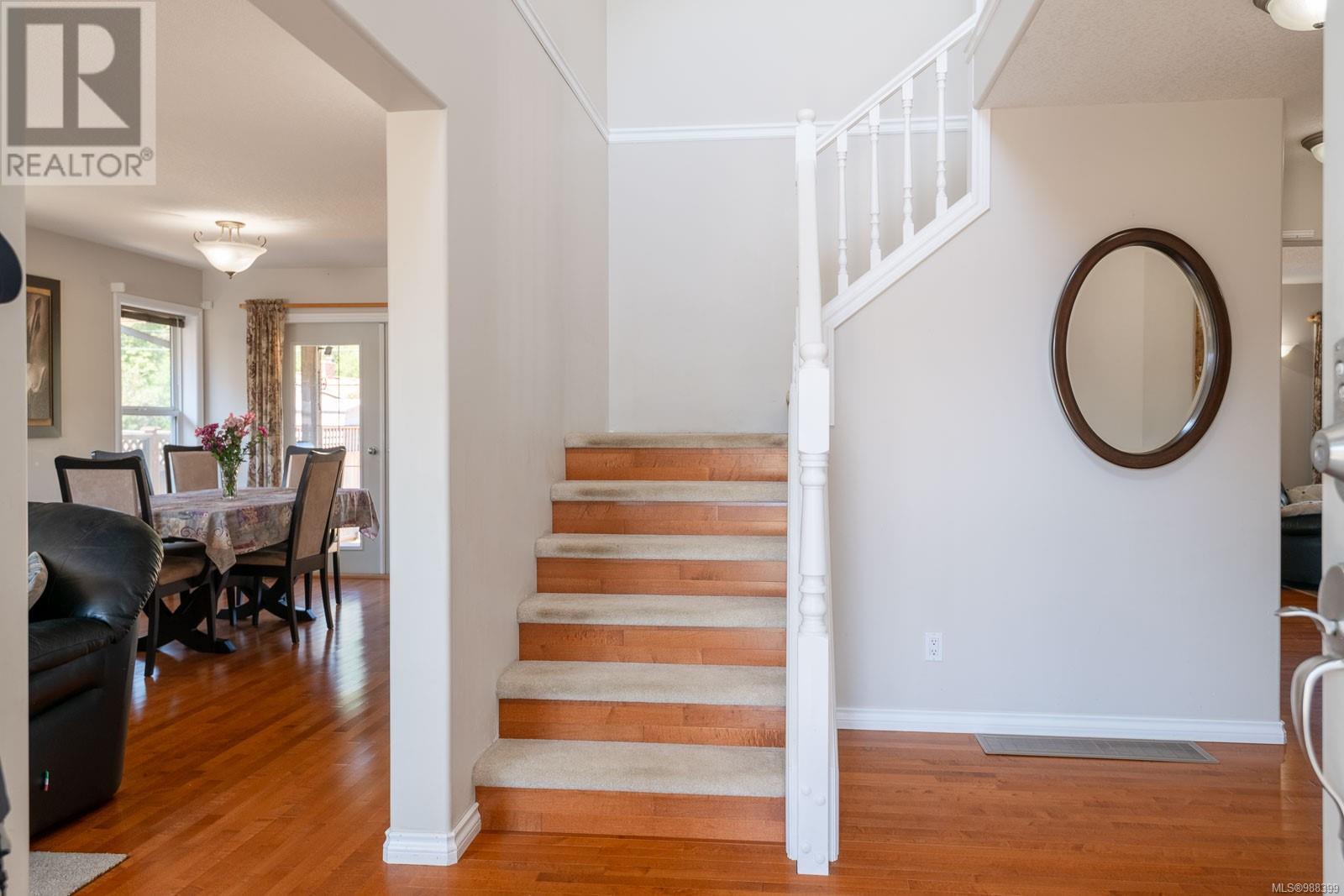Property at 5575 Woodland Cres E image 3