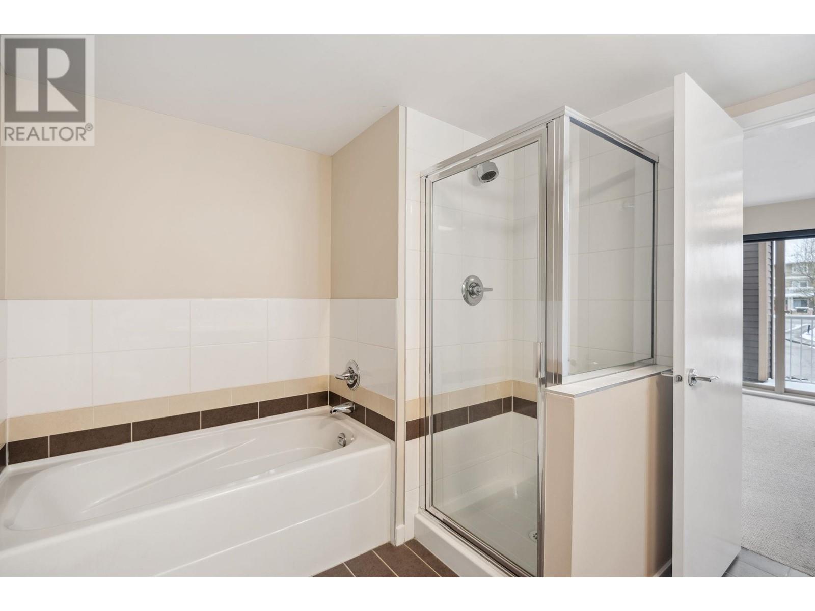 Listing Picture 15 of 29 : 202 7339 MACPHERSON AVENUE, Burnaby / 本拿比 - 魯藝地產 Yvonne Lu Group - MLS Medallion Club Member