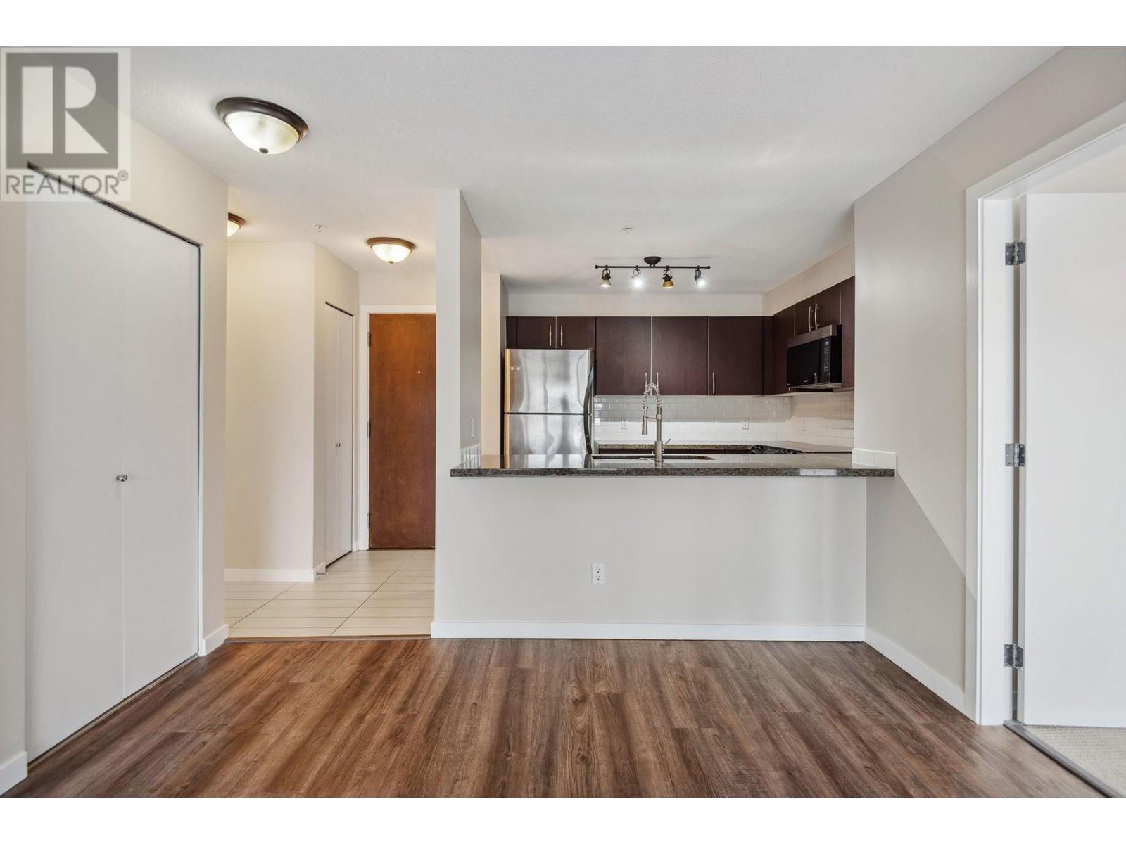 Listing Picture 7 of 29 : 202 7339 MACPHERSON AVENUE, Burnaby / 本拿比 - 魯藝地產 Yvonne Lu Group - MLS Medallion Club Member