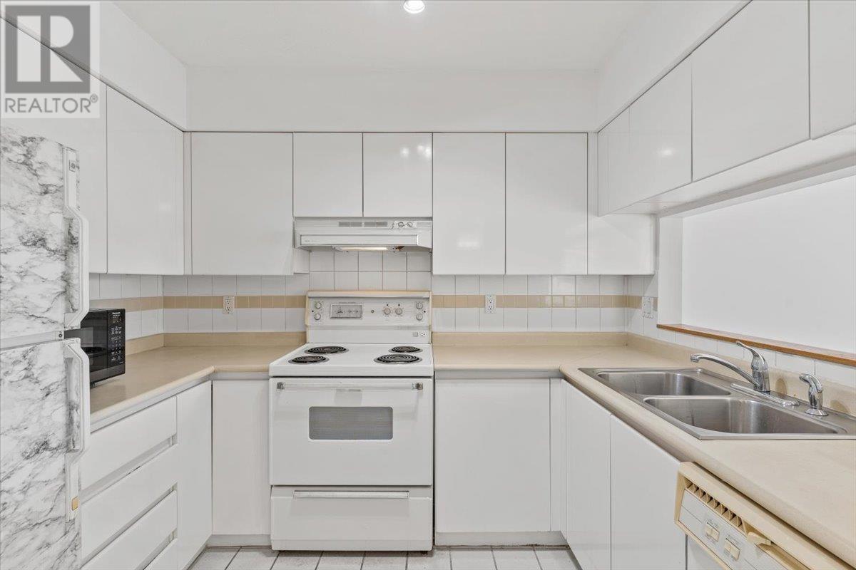 Listing Picture 11 of 28 : 301 9633 MANCHESTER DRIVE, Burnaby / 本拿比 - 魯藝地產 Yvonne Lu Group - MLS Medallion Club Member