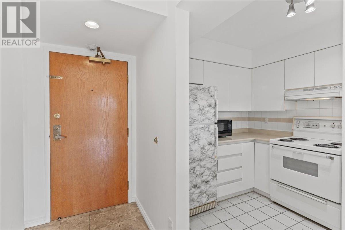 Listing Picture 13 of 28 : 301 9633 MANCHESTER DRIVE, Burnaby / 本拿比 - 魯藝地產 Yvonne Lu Group - MLS Medallion Club Member
