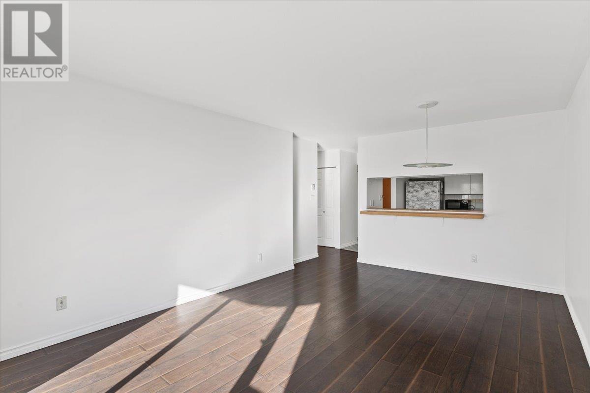 Listing Picture 2 of 28 : 301 9633 MANCHESTER DRIVE, Burnaby / 本拿比 - 魯藝地產 Yvonne Lu Group - MLS Medallion Club Member