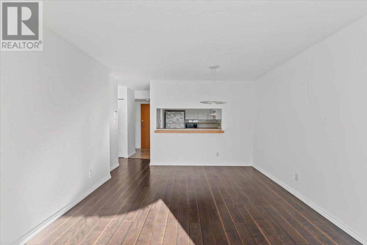 Listing Picture 6 of 28 : 301 9633 MANCHESTER DRIVE, Burnaby / 本拿比 - 魯藝地產 Yvonne Lu Group - MLS Medallion Club Member
