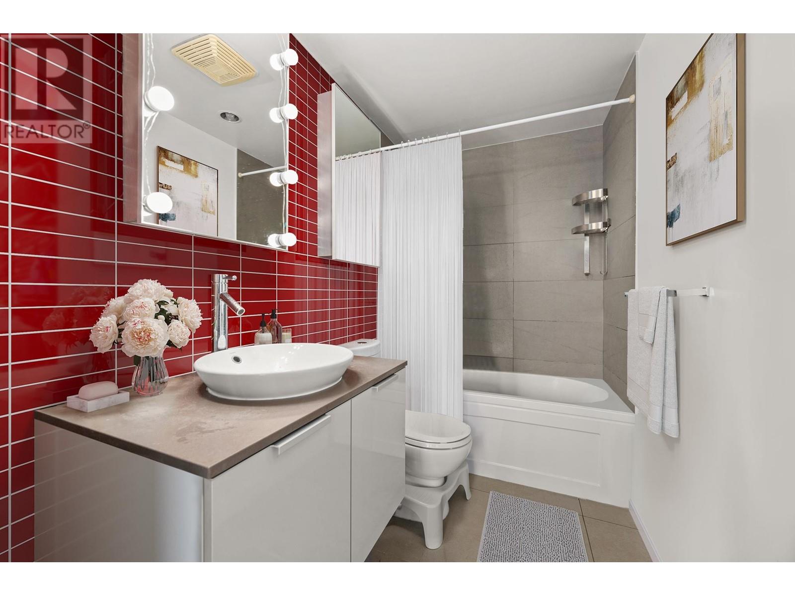 Listing Picture 7 of 12 : 2608 128 W CORDOVA STREET, Vancouver / 溫哥華 - 魯藝地產 Yvonne Lu Group - MLS Medallion Club Member