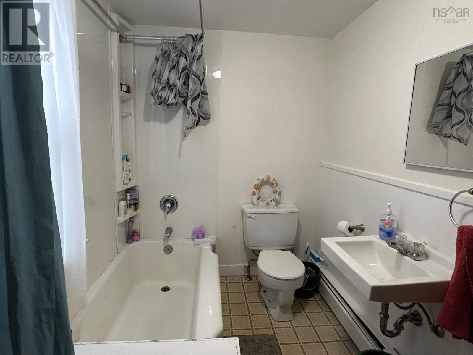 205 Lawrence Street, Lunenburg, Nova Scotia  B0J 1C0 - Photo 16 - 202503099