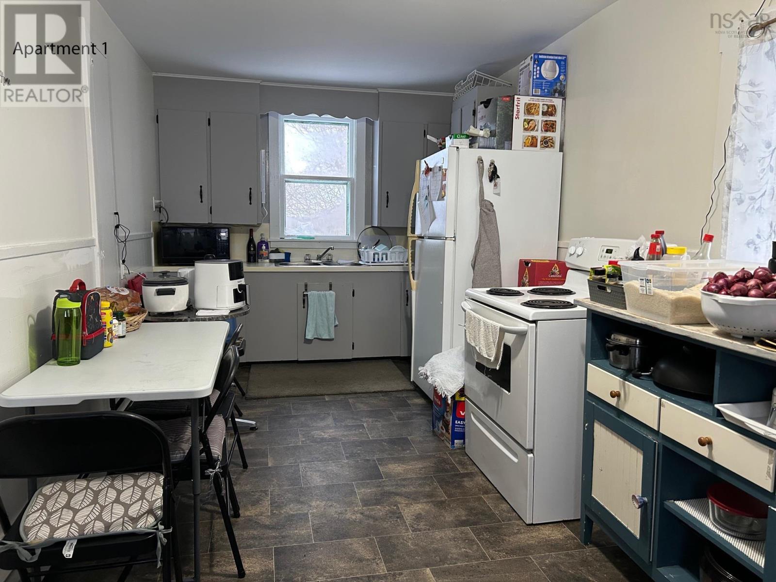 205 Lawrence Street, Lunenburg, Nova Scotia  B0J 1C0 - Photo 4 - 202503099