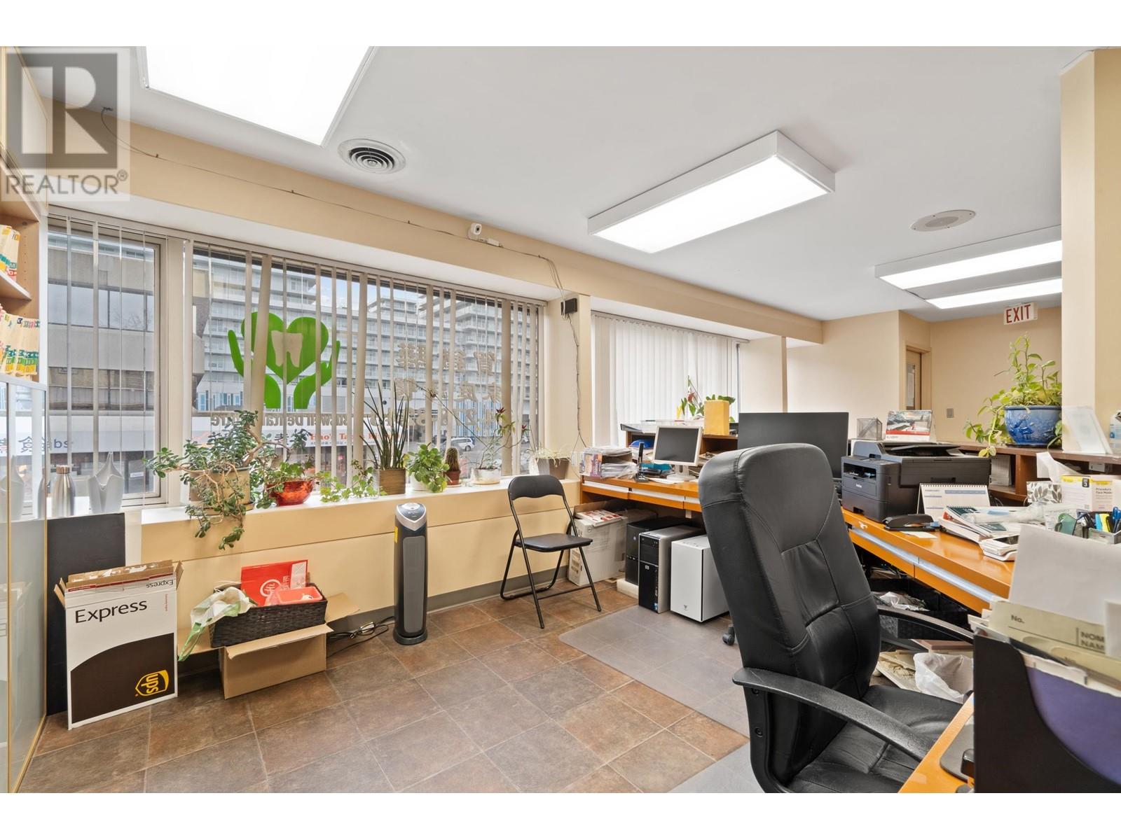 Listing Picture 17 of 25 : 8211 COOK ROAD, Richmond / 烈治文 - 魯藝地產 Yvonne Lu Group - MLS Medallion Club Member