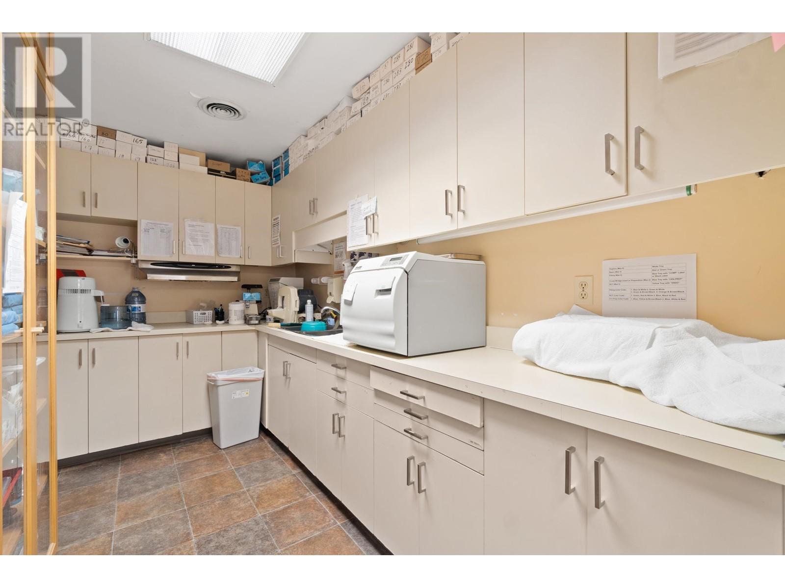 Listing Picture 22 of 25 : 8211 COOK ROAD, Richmond / 烈治文 - 魯藝地產 Yvonne Lu Group - MLS Medallion Club Member