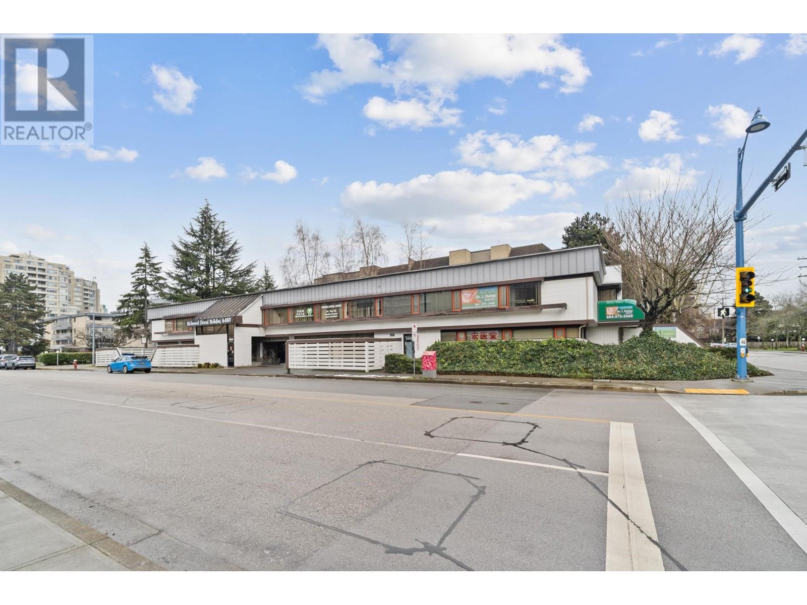 Listing Picture 2 of 25 : 8211 COOK ROAD, Richmond / 烈治文 - 魯藝地產 Yvonne Lu Group - MLS Medallion Club Member