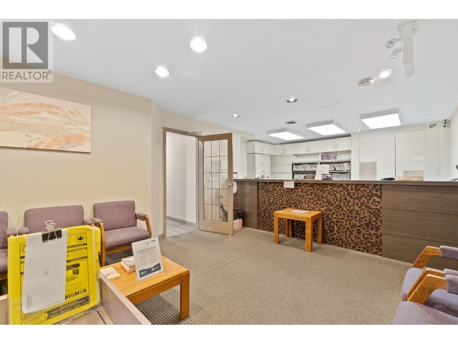 Listing Picture 5 of 25 : 8211 COOK ROAD, Richmond / 烈治文 - 魯藝地產 Yvonne Lu Group - MLS Medallion Club Member