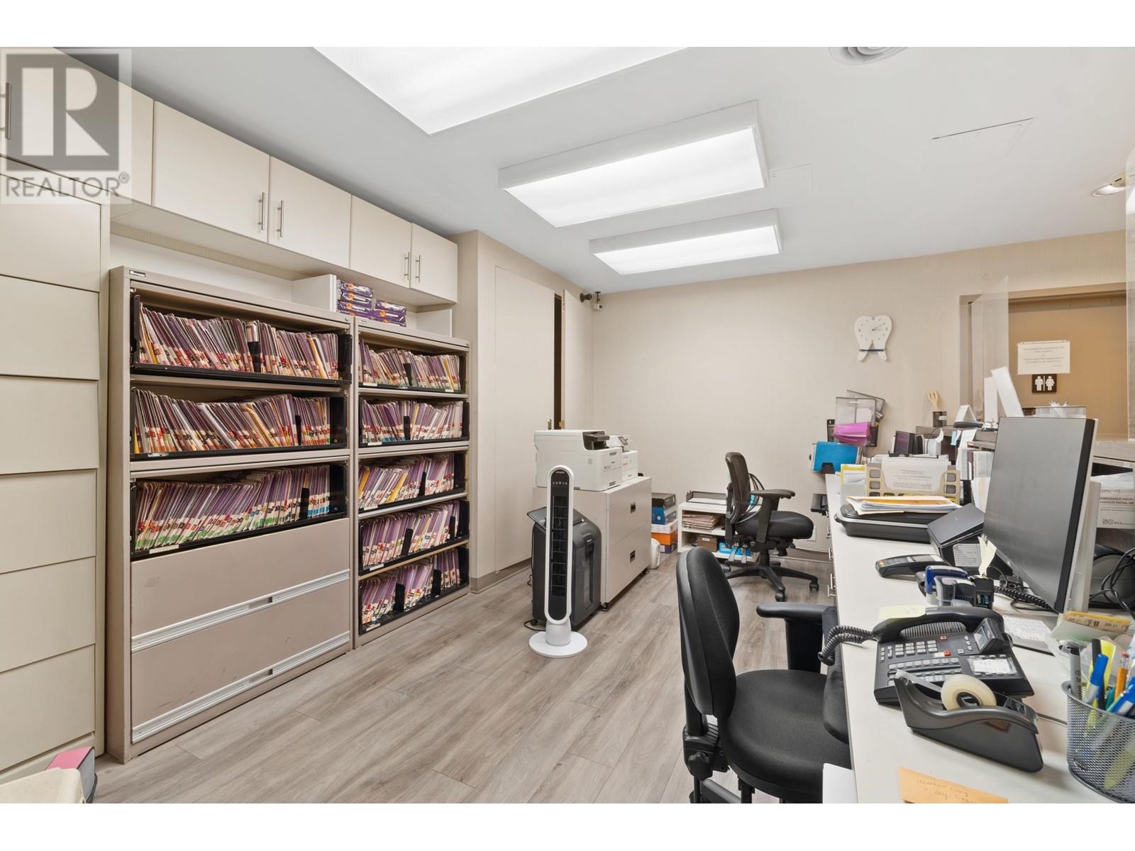 Listing Picture 11 of 25 : 8211 COOK ROAD, Richmond / 烈治文 - 魯藝地產 Yvonne Lu Group - MLS Medallion Club Member