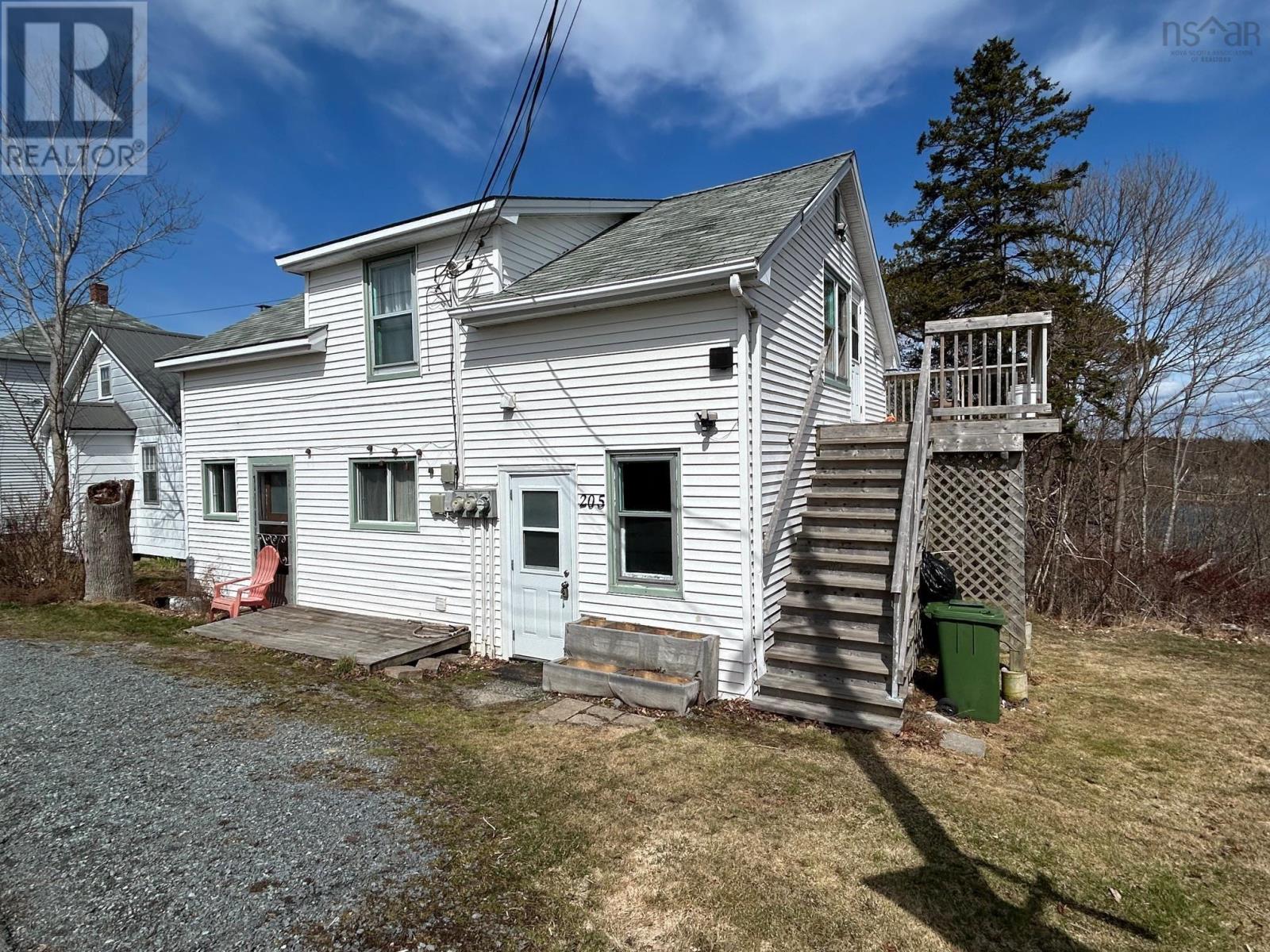 205 Lawrence Street, Lunenburg, Nova Scotia  B0J 1C0 - Photo 3 - 202503101