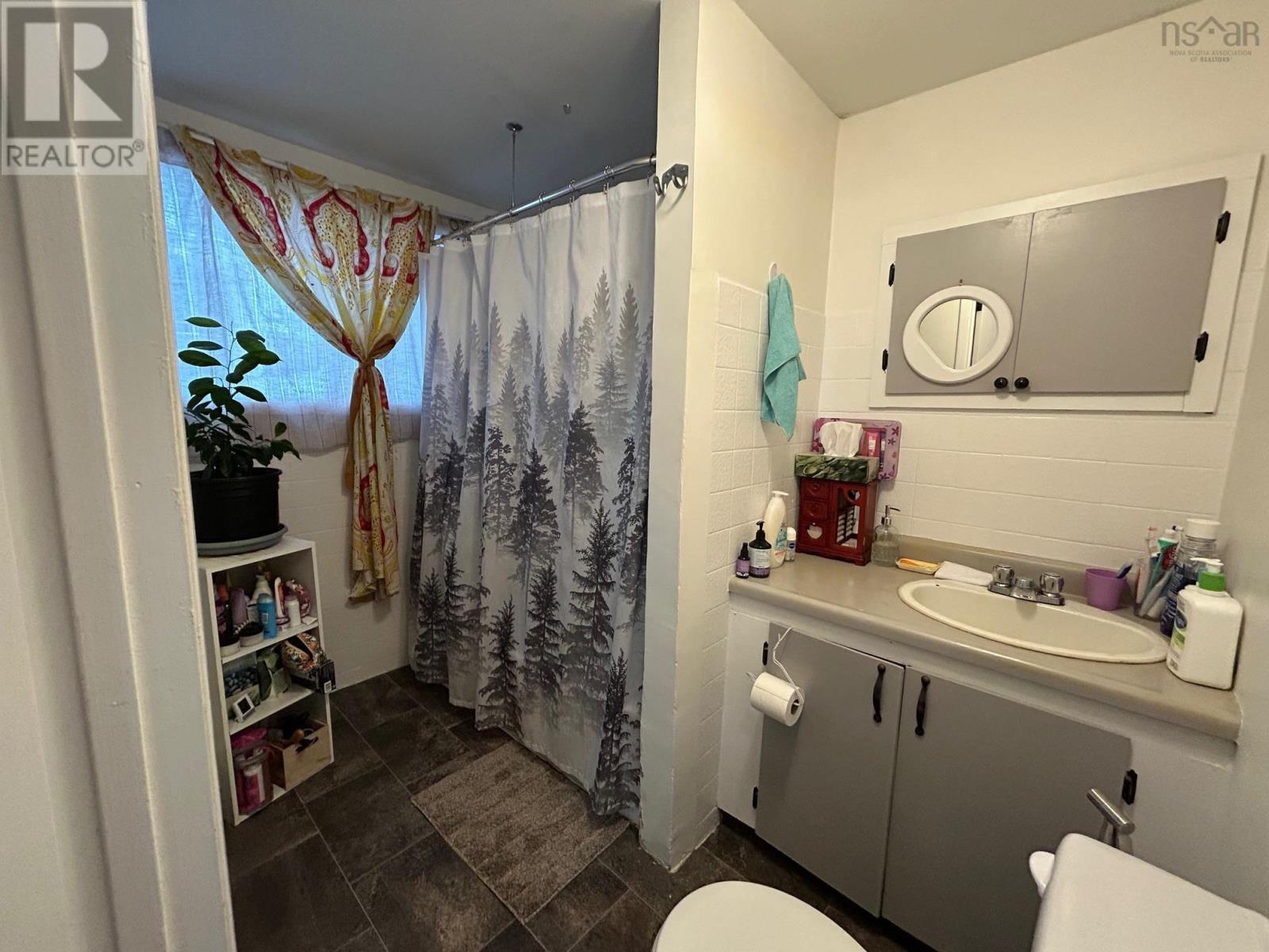 205 Lawrence Street, Lunenburg, Nova Scotia  B0J 1C0 - Photo 8 - 202503101