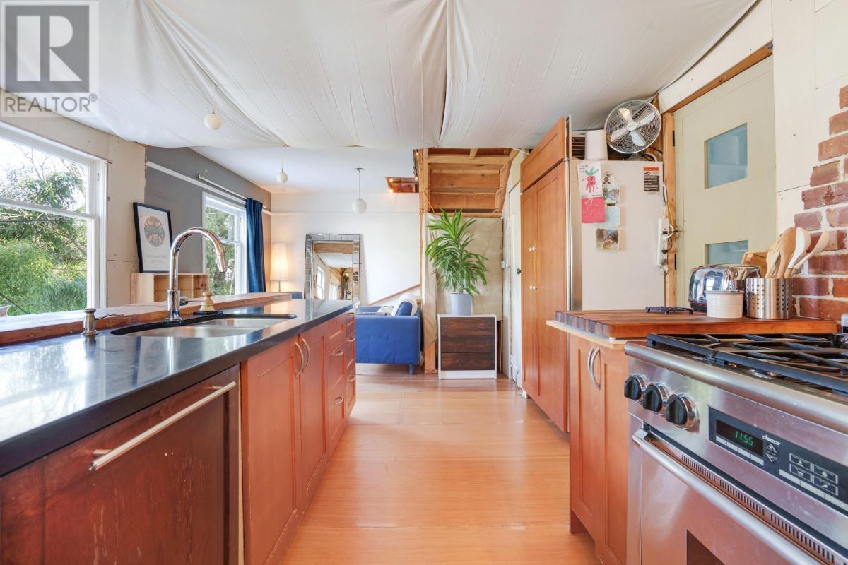 Listing Picture 3 of 40 : 3541 W 14TH AVENUE, Vancouver / 溫哥華 - 魯藝地產 Yvonne Lu Group - MLS Medallion Club Member