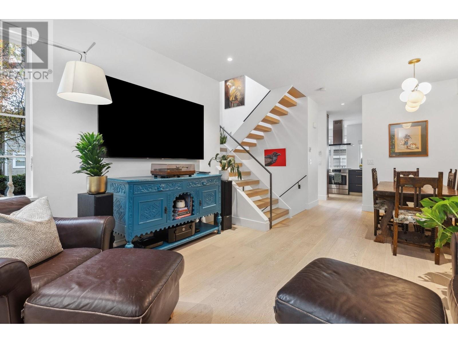 Listing Picture 2 of 35 : 1 8533 CUMBERLAND PLACE, Burnaby / 本拿比 - 魯藝地產 Yvonne Lu Group - MLS Medallion Club Member