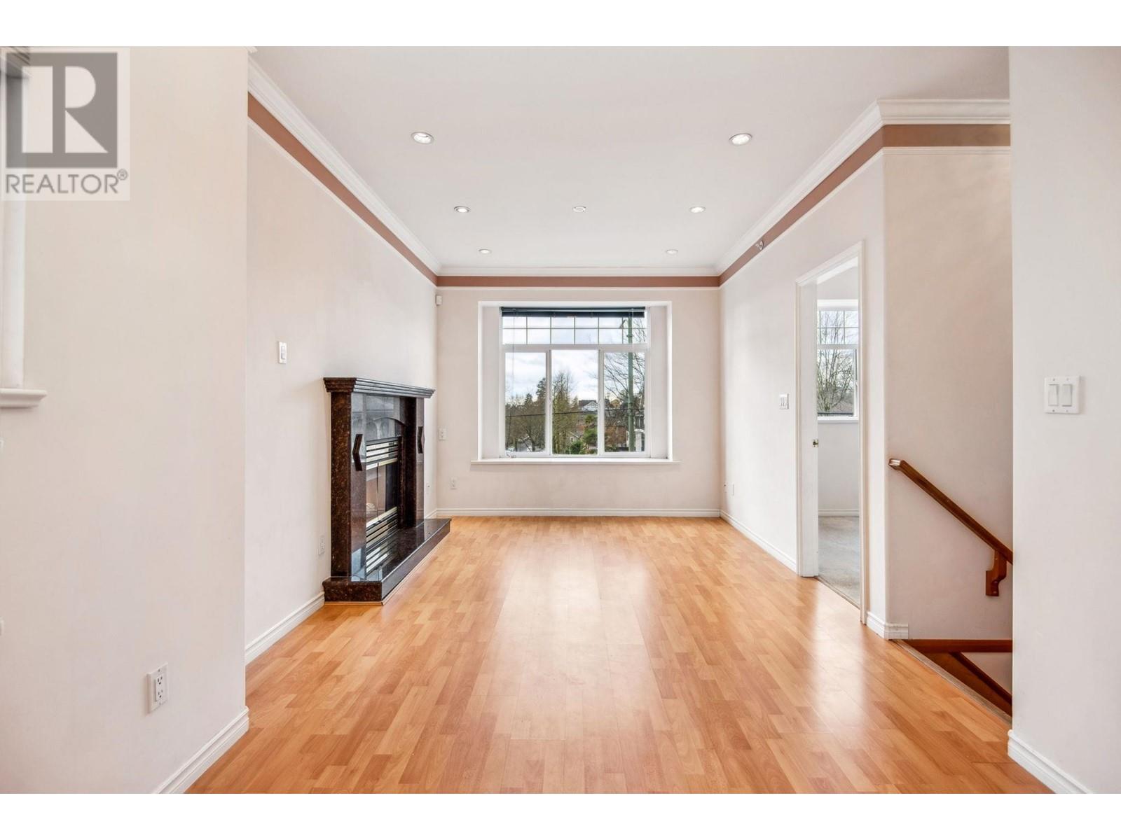 Listing Picture 3 of 36 : 1988 NANAIMO STREET, Vancouver / 溫哥華 - 魯藝地產 Yvonne Lu Group - MLS Medallion Club Member