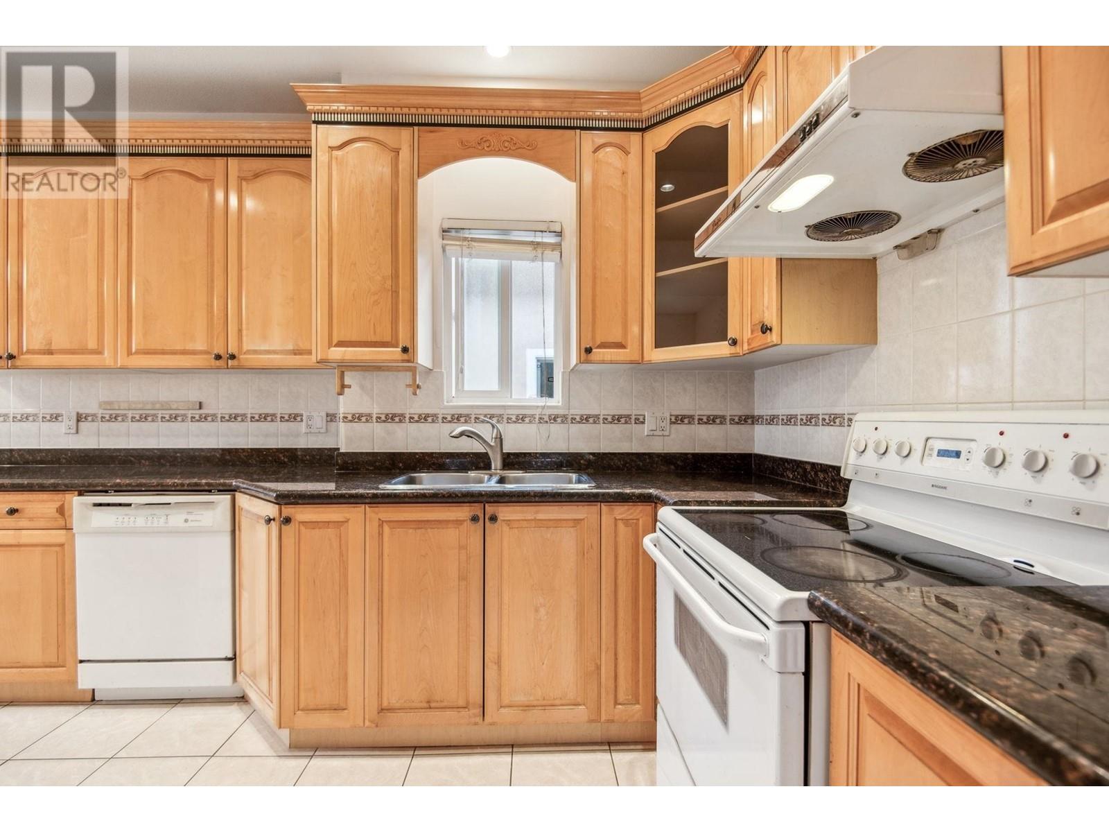 Listing Picture 7 of 36 : 1988 NANAIMO STREET, Vancouver / 溫哥華 - 魯藝地產 Yvonne Lu Group - MLS Medallion Club Member