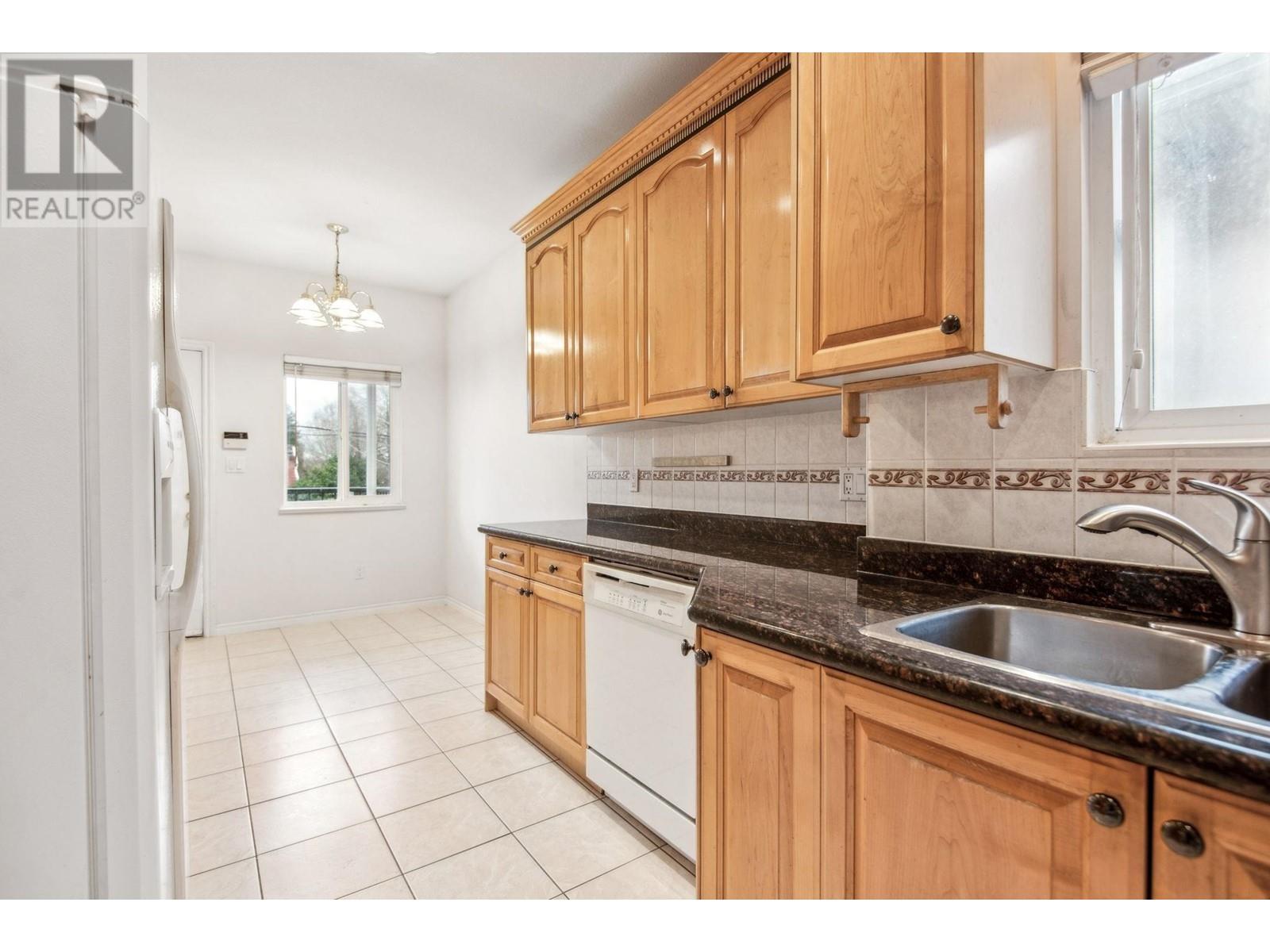 Listing Picture 8 of 36 : 1988 NANAIMO STREET, Vancouver / 溫哥華 - 魯藝地產 Yvonne Lu Group - MLS Medallion Club Member