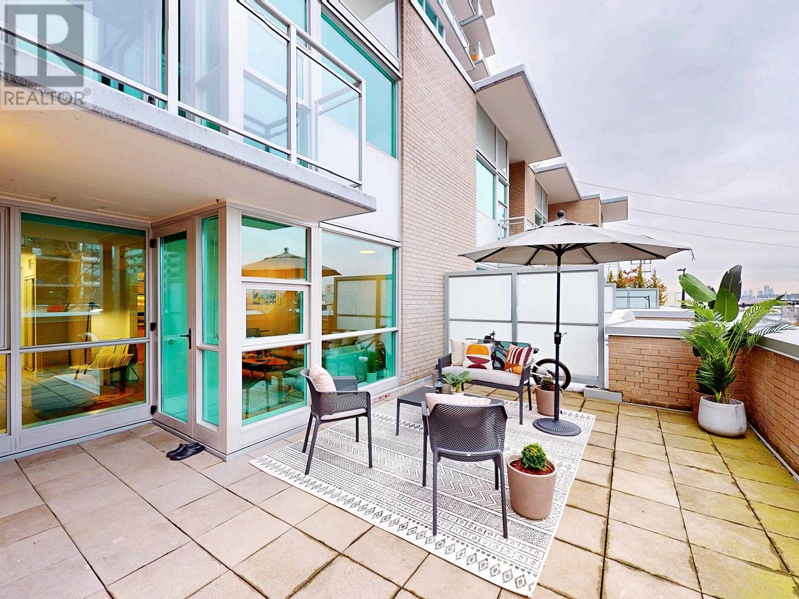 303 188 E Esplanade, North Vancouver, British Columbia  V7L 4Y1 - Photo 2 - R2964178