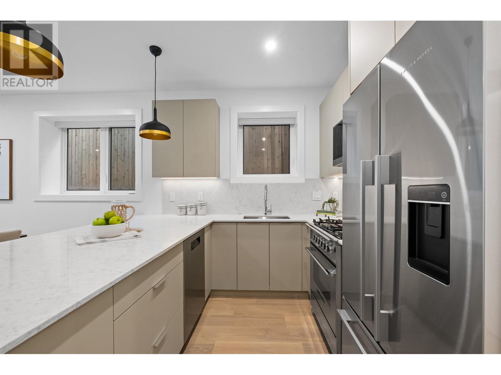 Listing Picture 11 of 22 : 2018 E 6TH AVENUE, Vancouver / 溫哥華 - 魯藝地產 Yvonne Lu Group - MLS Medallion Club Member