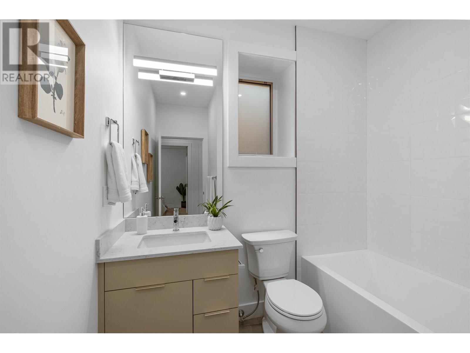 Listing Picture 18 of 22 : 2018 E 6TH AVENUE, Vancouver / 溫哥華 - 魯藝地產 Yvonne Lu Group - MLS Medallion Club Member