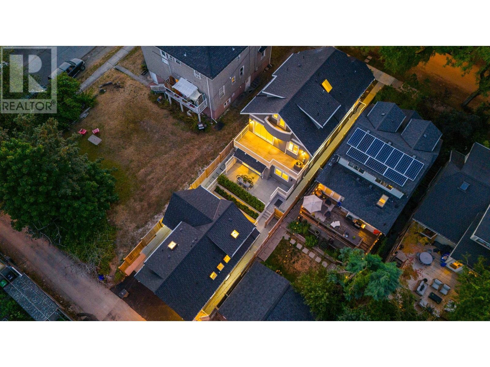 Listing Picture 2 of 22 : 2018 E 6TH AVENUE, Vancouver / 溫哥華 - 魯藝地產 Yvonne Lu Group - MLS Medallion Club Member