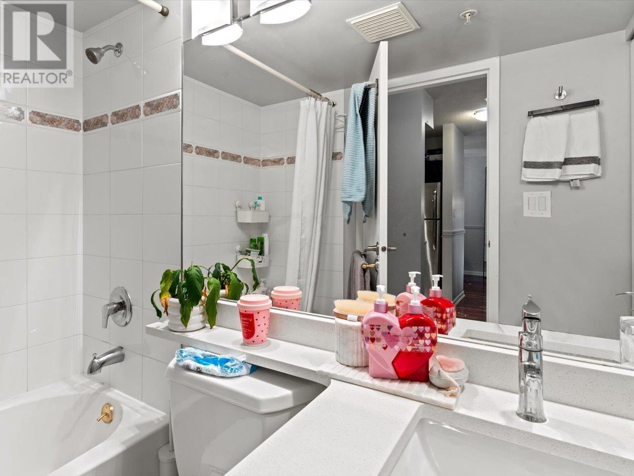 Listing Picture 14 of 25 : 202 488 HELMCKEN STREET, Vancouver / 溫哥華 - 魯藝地產 Yvonne Lu Group - MLS Medallion Club Member