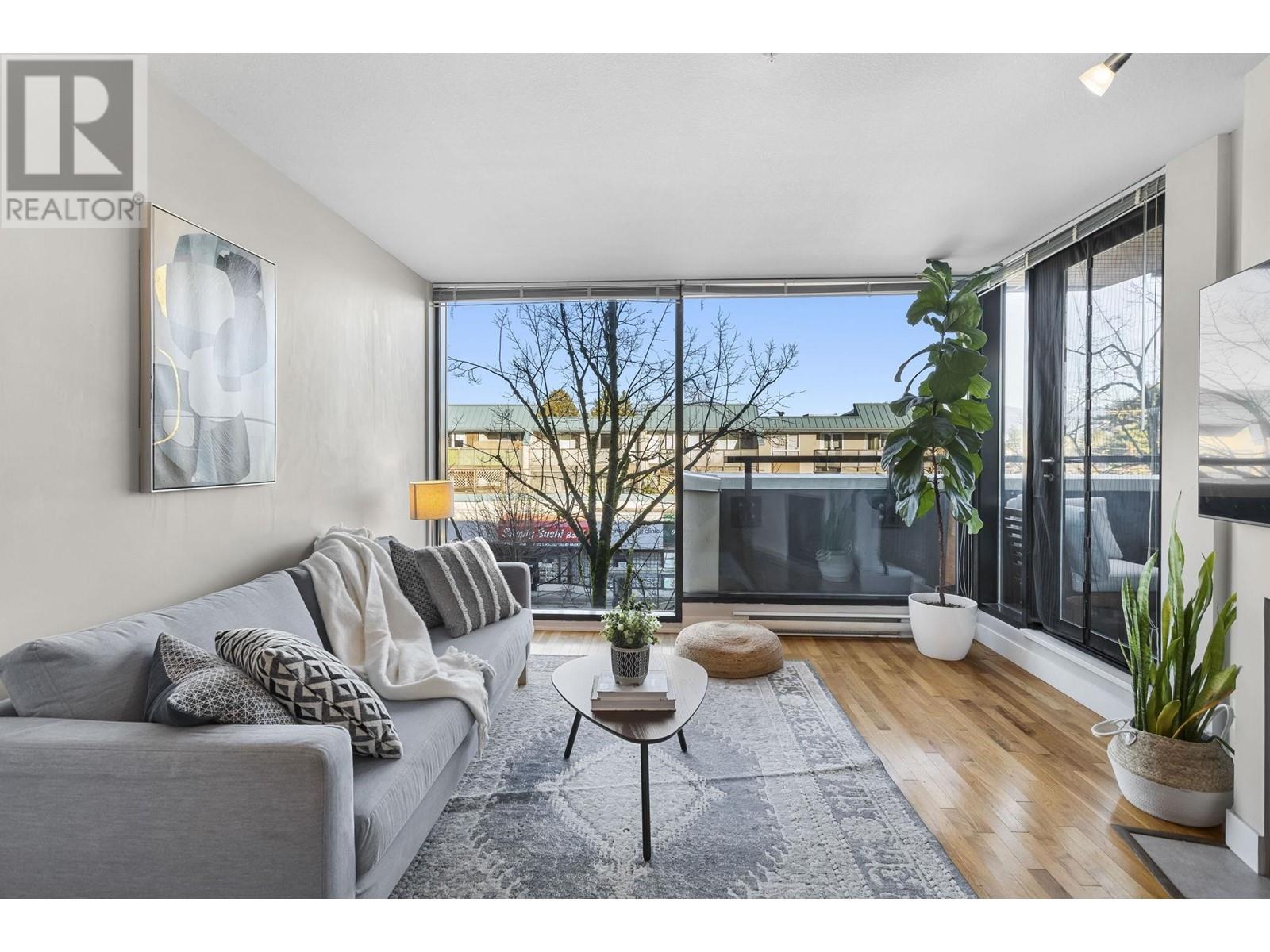 Listing Picture 2 of 24 : 307 2525 BLENHEIM STREET, Vancouver / 溫哥華 - 魯藝地產 Yvonne Lu Group - MLS Medallion Club Member